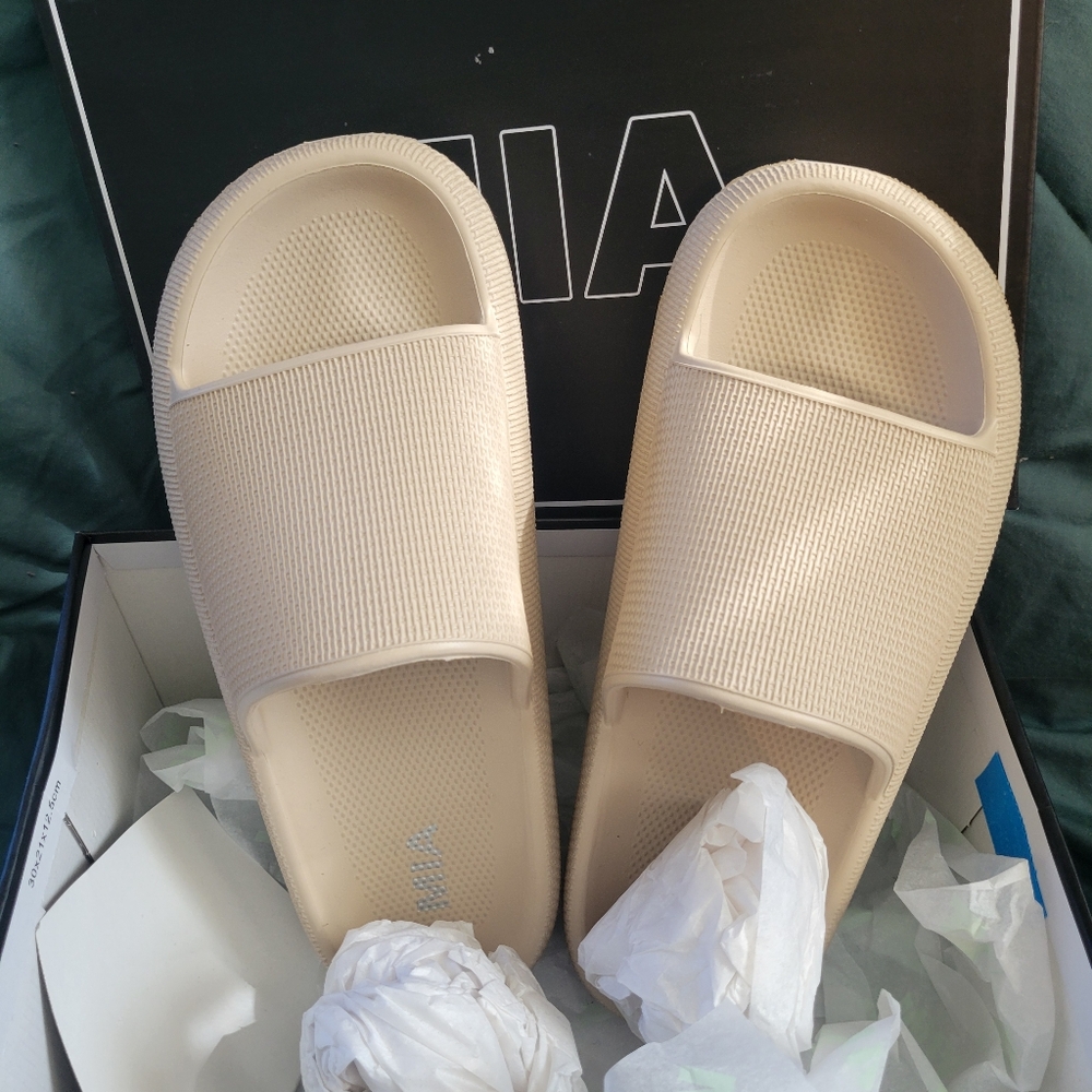 MIA slides NWT